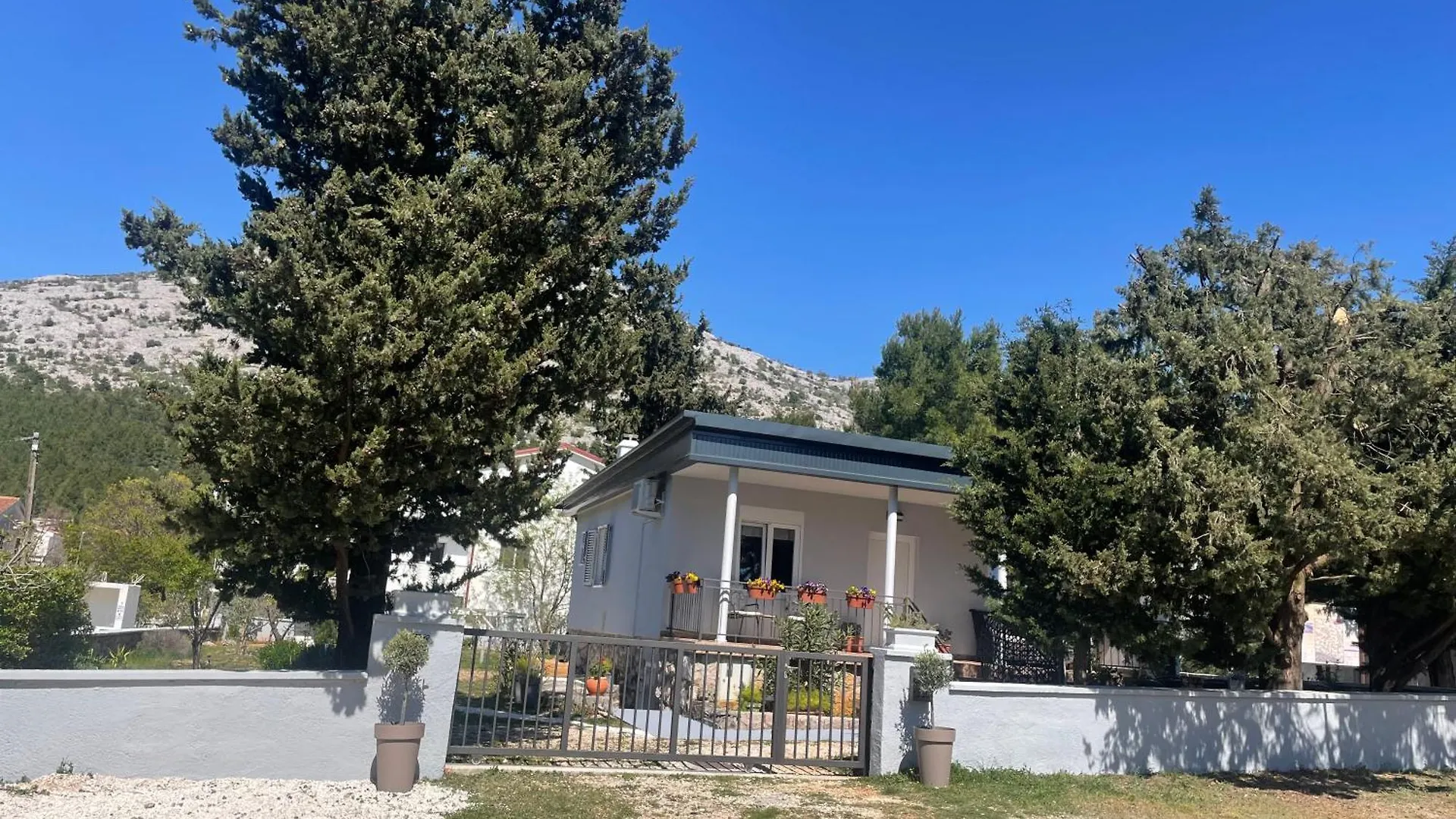 Apartment Lola - Entire House Starigrad Paklenica