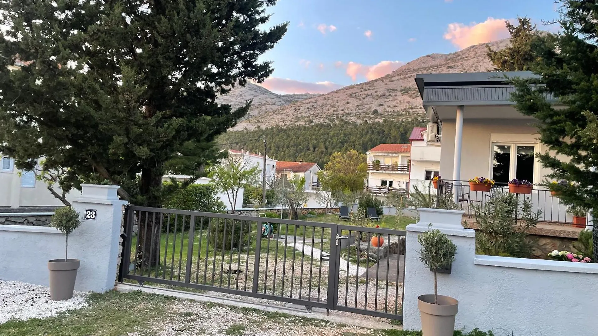 Apartment Lola - Entire House Starigrad Paklenica